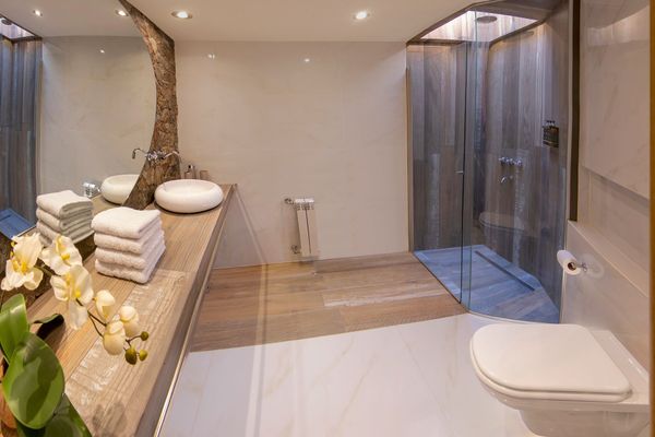 STUDIO & SUITE