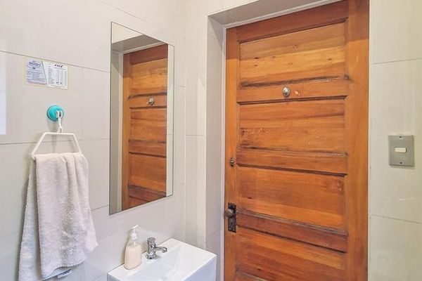 Habitación Individual Económica con Baño Compartido