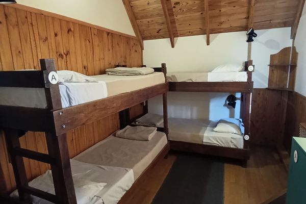 Cama en dormitorio mixto compartido