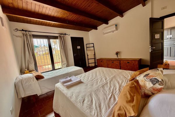 Descansa con una vista única a la emblemática Iglesia de San Francisco. Disfruta de una habitación cómoda, luminosa y con estilo, ideal para vivir el corazón histórico de la ciudad.