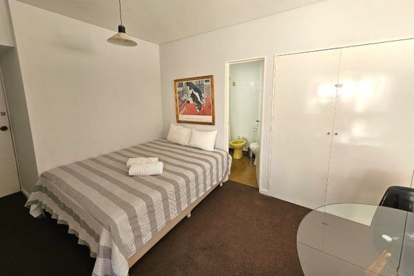 Monoambiente con pequeño patio privado sobre Avenida Santa Fe, Palermo [Edificio Mediterraneo]