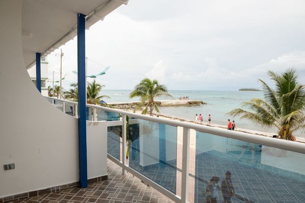 Habitación Familiar Con Balcón Y Vista al Mar
