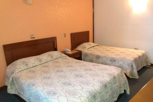 Habitación estándar con 1 cama matrimonial y 1 individual