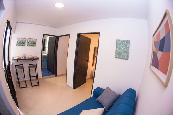 Desde esta perspectiva única, puedes apreciar cada detalle de nuestro acogedor apartamento. Desde cada rincón de esta imagen, se puede sentir la armonía y el confort que define nuestra estancia en Reyes House.