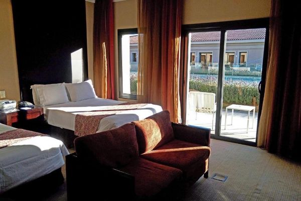 Habitación superior con 2 camas queen size vista piscina