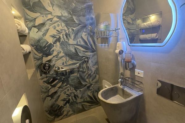 1 Queen bed / Smart Room