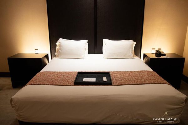 Habitación superior con cama extragrande y vistas a la piscina