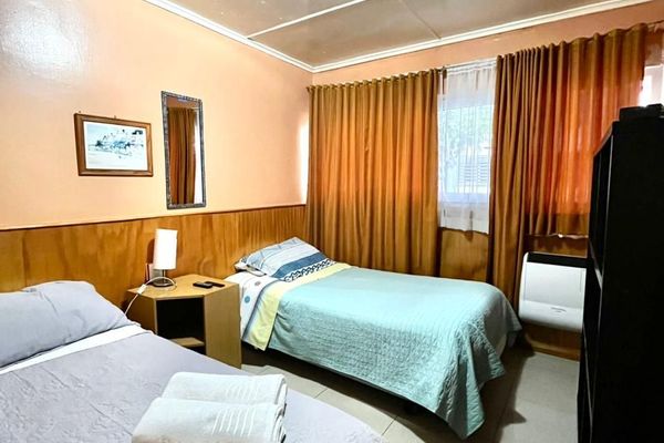 Habitación triple con baño privado fuera de la habitación