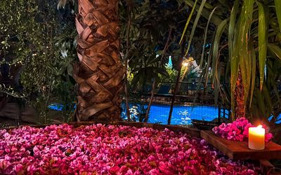 BarrosWellnessSpaResort - Decoracion de Flores en Hot Tub