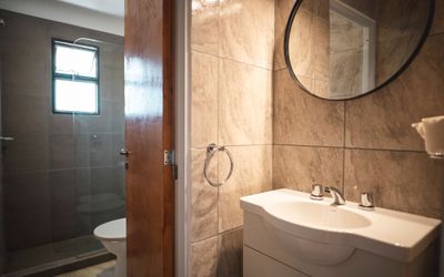 HotelCarlosPaz43c - 
                                    Baño privado                                