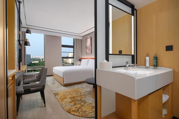 Habitación con cama extragrande y sofá cama