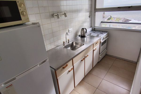 Dúplex de 2 ambientes con vista lateral al mar