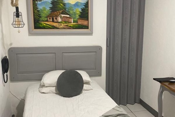 1 twin bed / Single Guest Room 