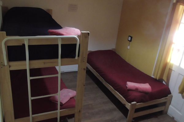 Cama en habitacion triple compartida/ con baños compartidas