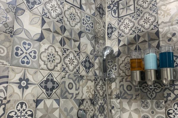 1 Queen bed / Smart Room