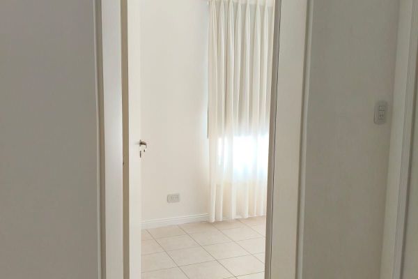 pasillo con espejo de cuerpo completo