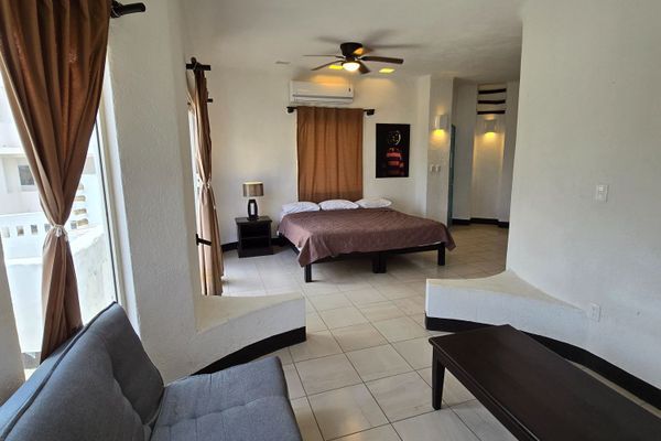 Villa con Balcón Superior