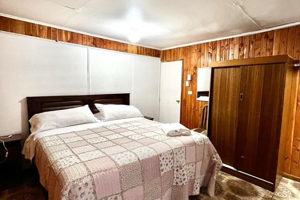 Habitación doble con cama king en baño privado