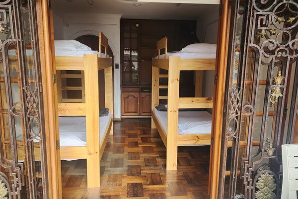 Cama individual con balcón