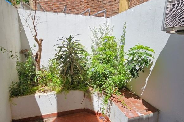 Monoambiente con pequeño patio privado sobre Avenida Santa Fe, Palermo [Edificio Mediterraneo]