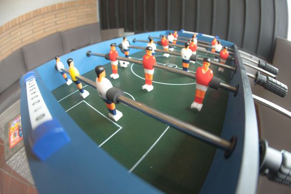 Nuestros pequeños huéspedes se sumergen en un mundo de diversión y aventura en nuestra terraza. Los juegos para niños se convierten en el centro de atención, ofreciendo un sin fin de oportunidades para la diversión y el entretenimiento.