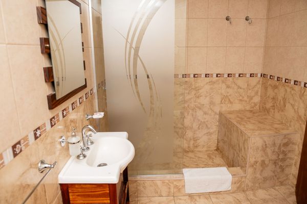 DEPARTAMENTO PARA 5 PERSONAS CON CAMA MATRIMONIAL EN UNA HABITACION Y EN LA OTRA HABITACION 2 CAMAS Y 1 EN EL HAAL