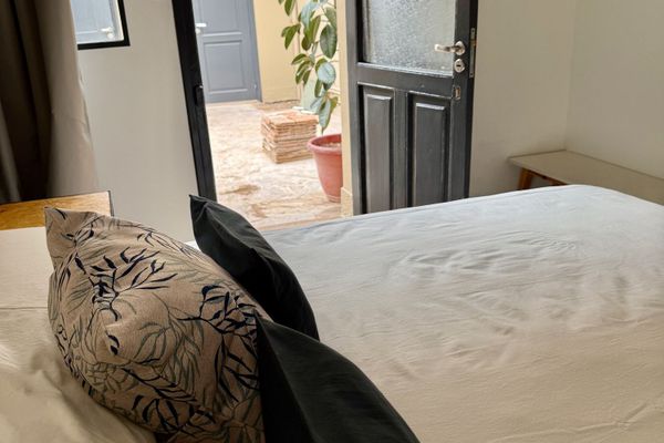 Habitación con cama matrimonial, luz natural y salida directa al patio interior. Un espacio cómodo, con decoración simple y funcional, ideal para descansar con privacidad y tranquilidad. Además, es pet friendly, así que puedes traer a tu mascota.