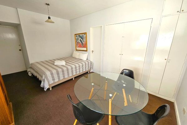 Monoambiente con pequeño patio privado sobre Avenida Santa Fe, Palermo [Edificio Mediterraneo]