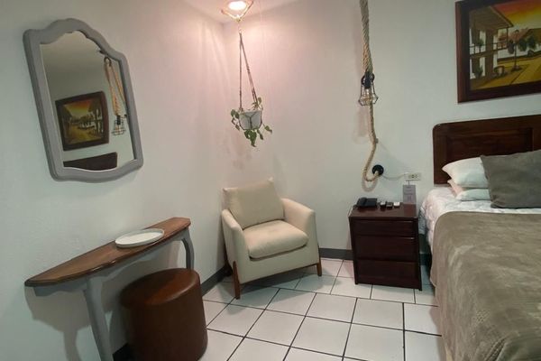 1 Queen Bed / Guest Room