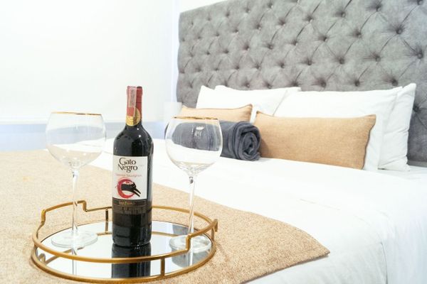 Déjate envolver por la suavidad de nuestra cama King size. En este espacio diseñado con amor y cuidado tenemos almohadas que harán que te despiertes cada mañana con una sonrisa en el rostro y el corazón lleno de gratitud por una noche placentera.
