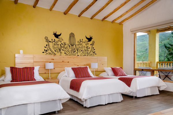 HABITACIÓN DELUXE CUADRUPLE KING + TWIN CON VISTA A LA MONTAÑA