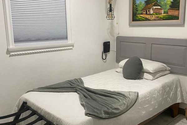 1 twin bed / Single Guest Room 