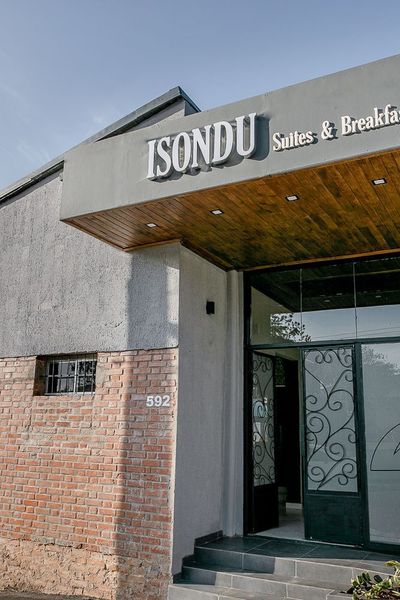 Isondu Suites & Breakfast