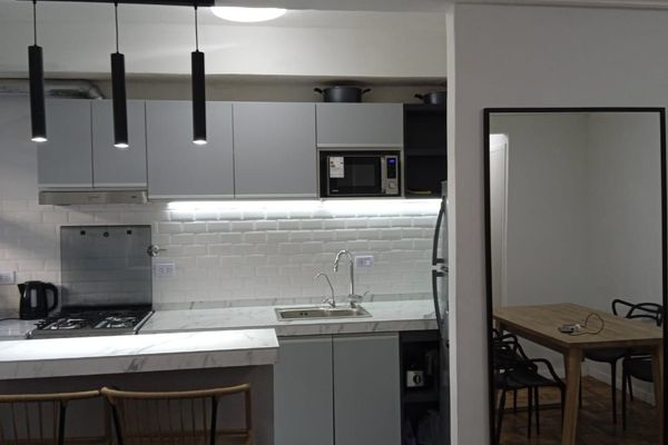 Depto en la zona de Once, ideal para compras.