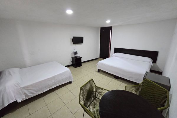 Habitación Sencilla Doble King + Queen