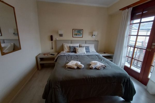 Doble Superior con Balcón a la Calle