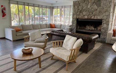 Careyes - Sala de estar con una agradable chimenea.