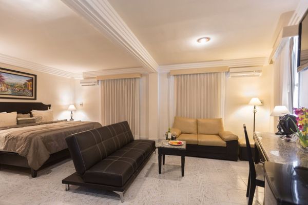 JR SUITE 1 CAMA KING S. Y TINA DE HIDR.