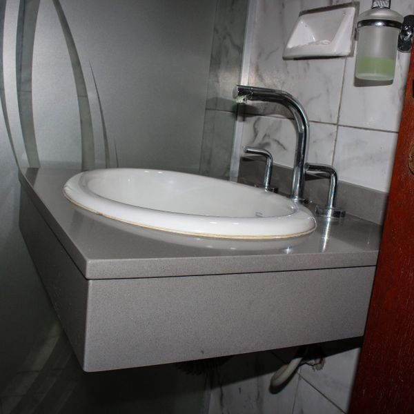 BAÑO DENTRO DE LA HABITACIÓN