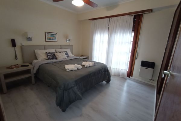 Doble Superior con Balcón a la Calle