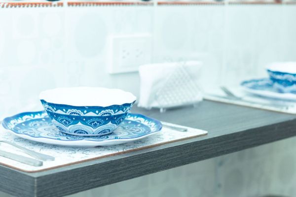 Te invitamos a disfrutar de la conveniencia y comodidad de nuestra barra de comedor. podrás disfrutar comidas en un ambiente privado que esta a tu disposición. Además puedes relajarte, socializar y disfrutar de momentos memorables durante tu estancia