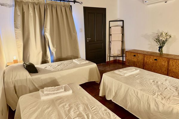 Descansa con una vista única a la emblemática Iglesia de San Francisco. Disfruta de una habitación cómoda, luminosa y con estilo, ideal para vivir el corazón histórico de la ciudad.