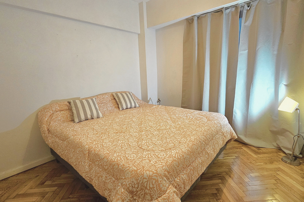 Depto 2 ambientes sobre calle Azcuénaga, Recoleta