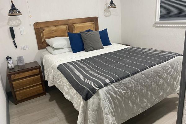 1 Queen bed / Smart Room