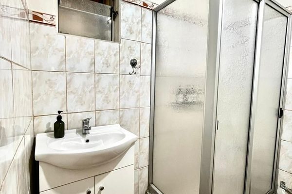 Habitación triple con baño privado fuera de la habitación