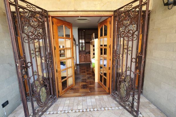 Cama individual con balcón