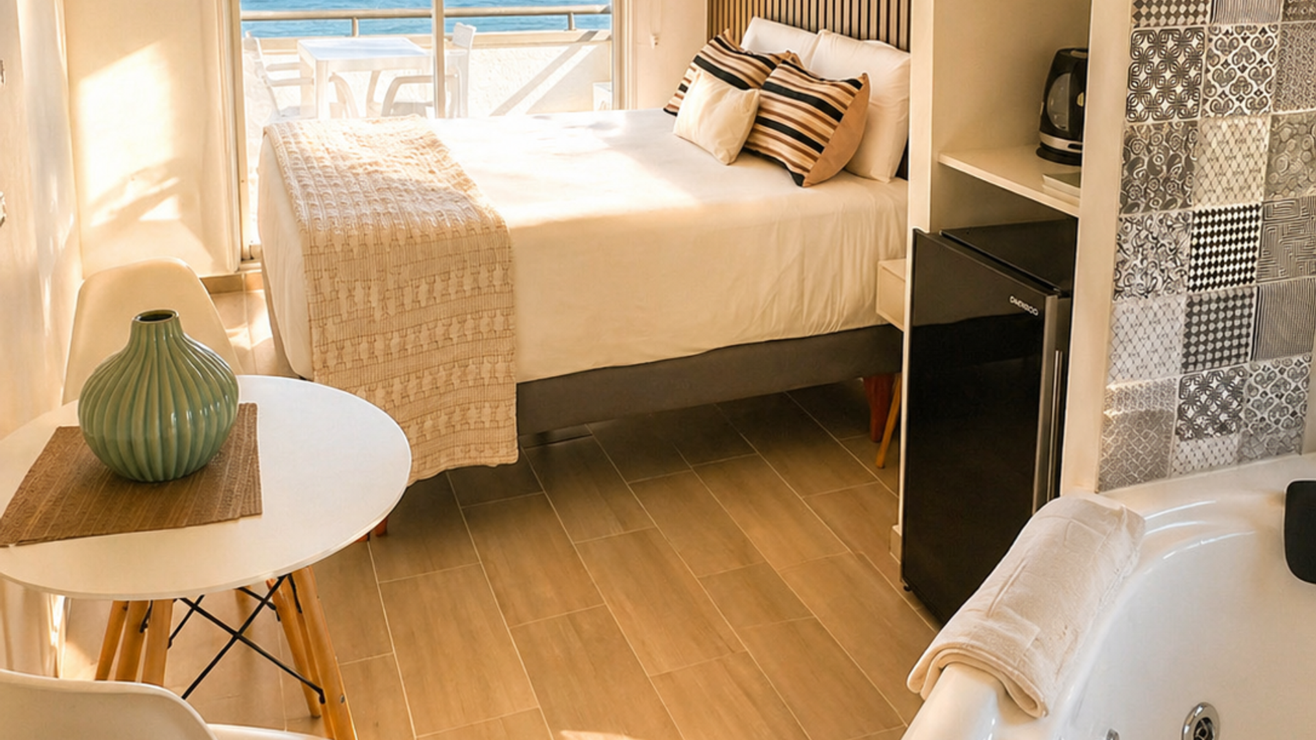 Habitación Deluxe con jacuzzi, cama superior, balcón vista al mar
