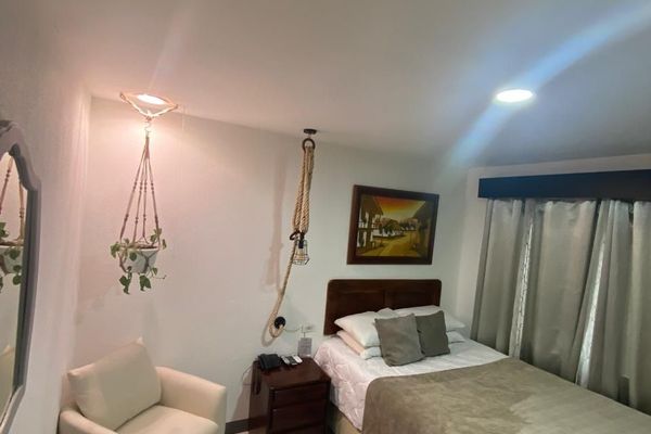 1 Queen Bed / Guest Room