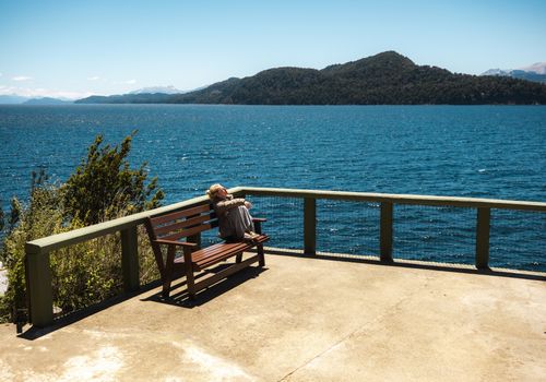 Alojamiento premiun en la costa del lago con  parque , piscina , naturaleza  , parrillas  y fogones