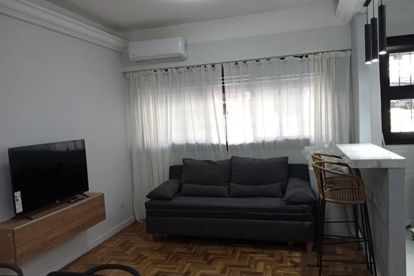 Depto en la zona de Once, ideal para compras.